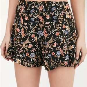 Kimchi Blue Flirty Circular Black Floral Shorts